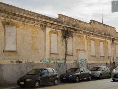 Ritorniamo sull�estramurale, nel punto in cui lascia il nome di via Capruzzi per diventare via Cifarelli, all�altezza del Conservatorio. Qui sulla sinistra si erge un ampio edificio che occupa un intero isolato: � a un piano, dal colore giallognolo, con le finestre murate e graffiti che lo ricoprono
